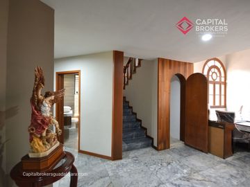 Casa en Venta en El Palomar Ideal para Remodelar Ubicación de Lujo