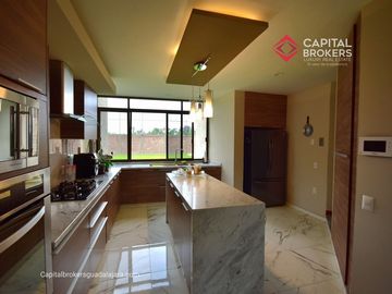 Casa en Venta en El Palomar Ideal para Remodelar Ubicación de Lujo