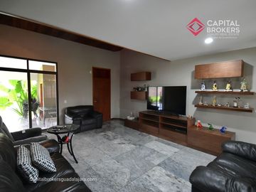 Casa en Venta en El Palomar Ideal para Remodelar Ubicación de Lujo