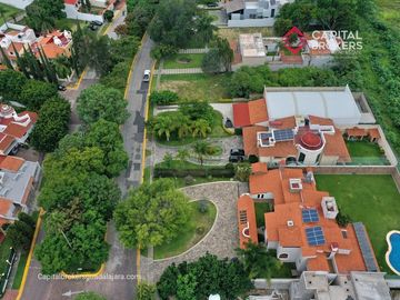 Casa en Venta en El Palomar Ideal para Remodelar Ubicación de Lujo