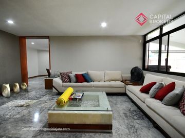Casa en Venta en El Palomar Ideal para Remodelar Ubicación de Lujo