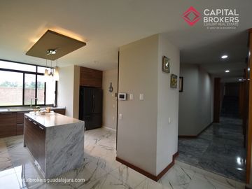 Casa en Venta en El Palomar Ideal para Remodelar Ubicación de Lujo