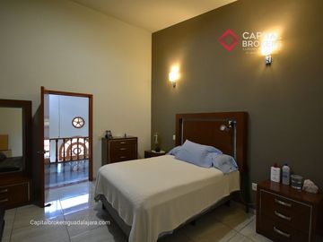 Casa en Venta en El Palomar Ideal para Remodelar Ubicación de Lujo