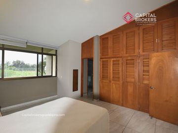 Casa en Venta en El Palomar Ideal para Remodelar Ubicación de Lujo