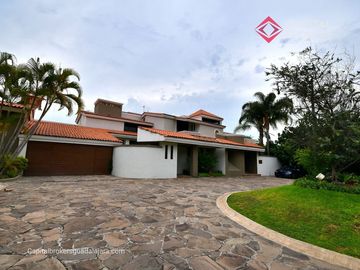 Casa en Venta en El Palomar Ideal para Remodelar Ubicación de Lujo