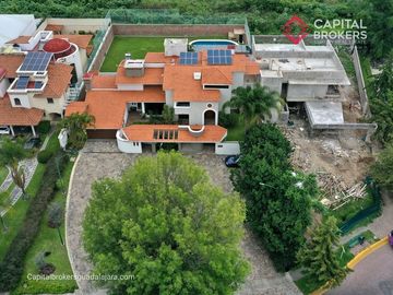 Casa en Venta en El Palomar Ideal para Remodelar Ubicación de Lujo