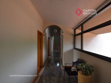 Casa en Venta en El Palomar Ideal para Remodelar Ubicación de Lujo