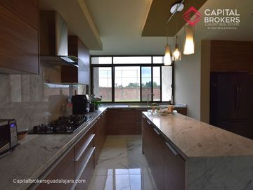 Casa en Venta en El Palomar Ideal para Remodelar Ubicación de Lujo