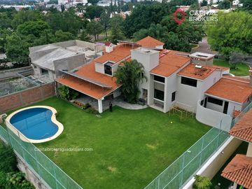Casa en Venta en El Palomar Ideal para Remodelar Ubicación de Lujo