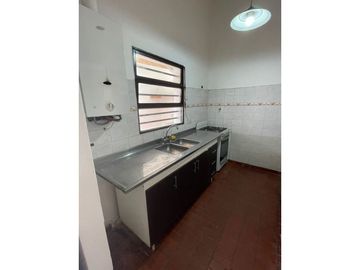 CASA 2 DORM C/PATIO - RES V SARSFIELD