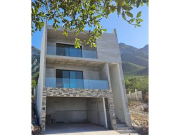 Casa en Venta en Cumbres Elite Premier con Alberca frente parque