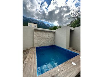 Casa en Venta en Cumbres Elite Premier con Alberca frente parque