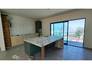 Casa en Venta en Cumbres Elite Premier con Alberca frente parque