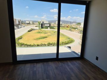 Casa en Venta en Lomas del Campanario, 4ta Recamara en PB,  3 Niveles, DOBLE ALT
