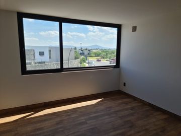 Casa en Venta en Lomas del Campanario, 4ta Recamara en PB,  3 Niveles, DOBLE ALT