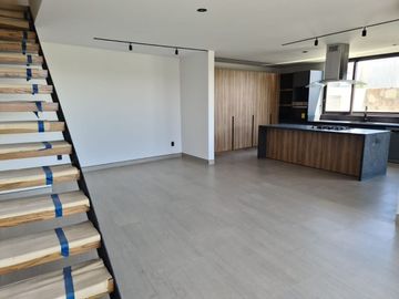 Casa en Venta en Lomas del Campanario, 4ta Recamara en PB,  3 Niveles, DOBLE ALT