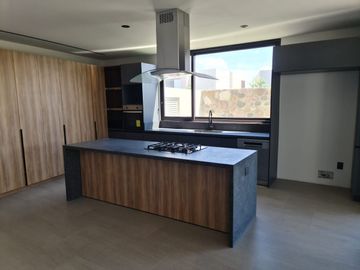 Casa en Venta en Lomas del Campanario, 4ta Recamara en PB,  3 Niveles, DOBLE ALT