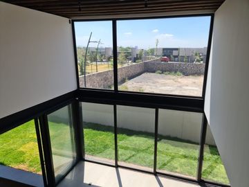Casa en Venta en Lomas del Campanario, 4ta Recamara en PB,  3 Niveles, DOBLE ALT