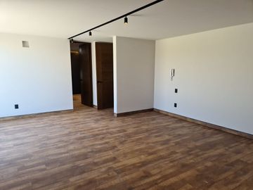 Casa en Venta en Lomas del Campanario, 4ta Recamara en PB,  3 Niveles, DOBLE ALT