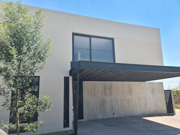 Casa en Venta en Lomas del Campanario, 4ta Recamara en PB,  3 Niveles, DOBLE ALT