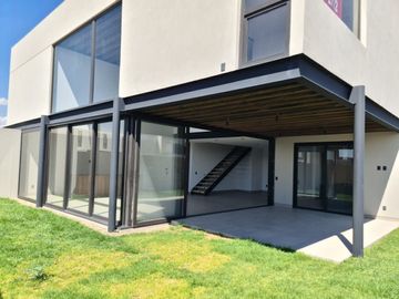 Casa en Venta en Lomas del Campanario, 4ta Recamara en PB,  3 Niveles, DOBLE ALT