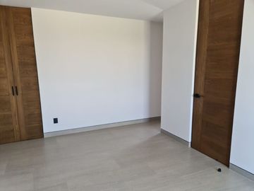 Casa en Venta en Lomas del Campanario, 4ta Recamara en PB,  3 Niveles, DOBLE ALT