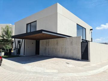 Casa en Venta en Lomas del Campanario, 4ta Recamara en PB,  3 Niveles, DOBLE ALT
