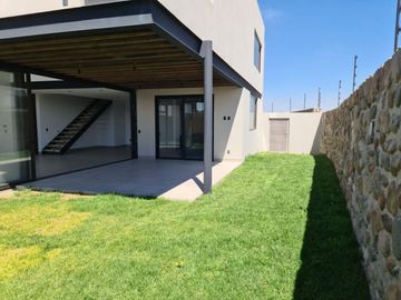 Casa en Venta en Lomas del Campanario, 4ta Recamara en PB,  3 Niveles, DOBLE ALT