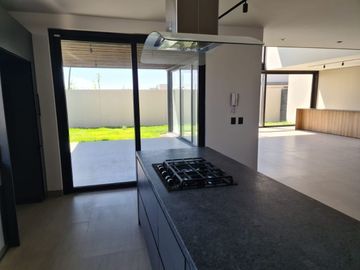 Casa en Venta en Lomas del Campanario, 4ta Recamara en PB,  3 Niveles, DOBLE ALT