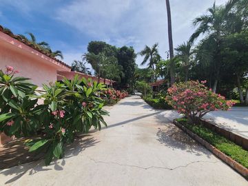 OPORTUNIDAD!! Desarrollo con 7 villas con muelle sobre laguna Pie de la Cuesta