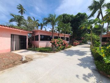 OPORTUNIDAD!! Desarrollo con 7 villas con muelle sobre laguna Pie de la Cuesta