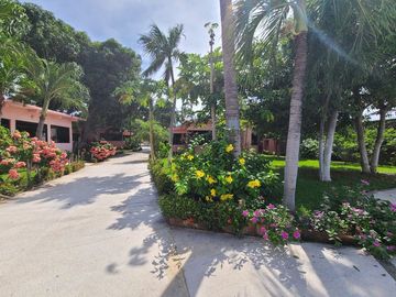 OPORTUNIDAD!! Desarrollo con 7 villas con muelle sobre laguna Pie de la Cuesta
