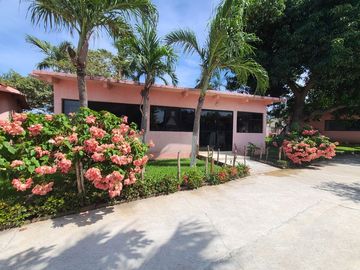 OPORTUNIDAD!! Desarrollo con 7 villas con muelle sobre laguna Pie de la Cuesta