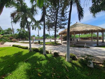 OPORTUNIDAD!! Desarrollo con 7 villas con muelle sobre laguna Pie de la Cuesta