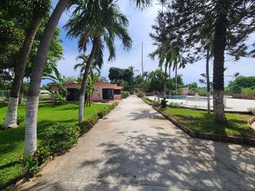 OPORTUNIDAD!! Desarrollo con 7 villas con muelle sobre laguna Pie de la Cuesta