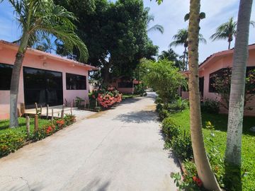 OPORTUNIDAD!! Desarrollo con 7 villas con muelle sobre laguna Pie de la Cuesta