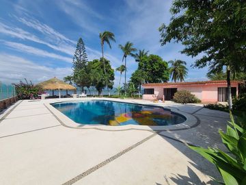 OPORTUNIDAD!! Desarrollo con 7 villas con muelle sobre laguna Pie de la Cuesta