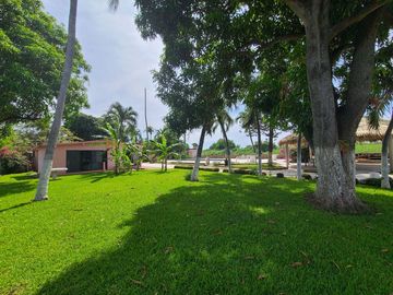 OPORTUNIDAD!! Desarrollo con 7 villas con muelle sobre laguna Pie de la Cuesta