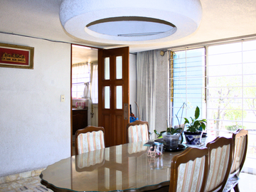 Casa en venta con 1572 metros cuadrados de terreno, gran jardín en la colonia Santa Marta Acatitla.