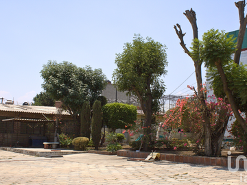 Casa en venta con 1572 metros cuadrados de terreno, gran jardín en la colonia Santa Marta Acatitla.