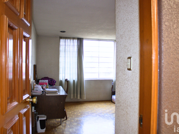 Casa en venta con 1572 metros cuadrados de terreno, gran jardín en la colonia Santa Marta Acatitla.