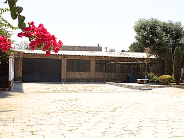 Casa en venta con 1572 metros cuadrados de terreno, gran jardín en la colonia Santa Marta Acatitla.