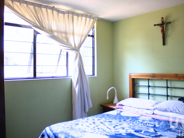 Casa en venta con 1572 metros cuadrados de terreno, gran jardín en la colonia Santa Marta Acatitla.