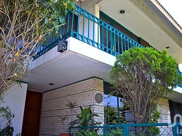 Casa en venta con 1572 metros cuadrados de terreno, gran jardín en la colonia Santa Marta Acatitla.