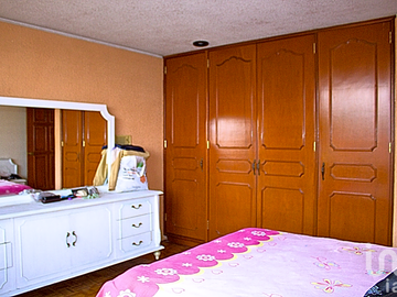 Casa en venta con 1572 metros cuadrados de terreno, gran jardín en la colonia Santa Marta Acatitla.