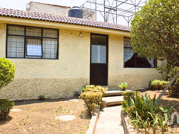 Casa en venta con 1572 metros cuadrados de terreno, gran jardín en la colonia Santa Marta Acatitla.