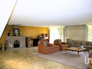 Casa en venta con 1572 metros cuadrados de terreno, gran jardín en la colonia Santa Marta Acatitla.