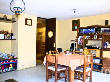 Casa en venta con 1572 metros cuadrados de terreno, gran jardín en la colonia Santa Marta Acatitla.