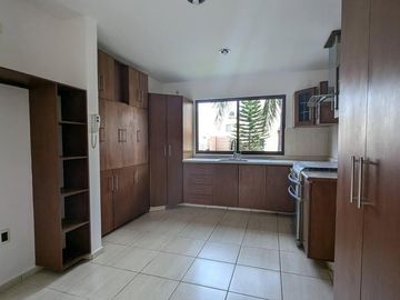Hermosa Casa en Puerta Real, 4 Recámaras, 4.5 Baños, 3 Autos, Alberca, Lujo!
