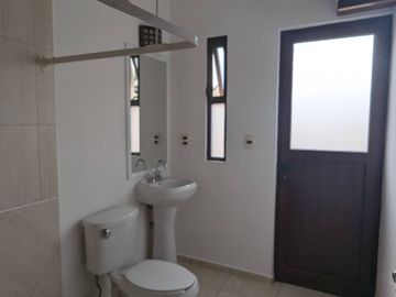 Hermosa Casa en Puerta Real, 4 Recámaras, 4.5 Baños, 3 Autos, Alberca, Lujo!